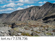 Оставленная на камне пара ботинок на горном перевале. Стоковое фото, фотограф Кекяляйнен Андрей / Фотобанк Лори