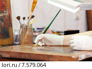 Art restorer works on the icon. Стоковое фото, фотограф Яков Филимонов / Фотобанк Лори