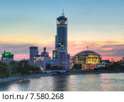 Московский международный Дом музыки на закате. Элитная гостиница Swissotel RedHills (2015 год). Редакционное фото, фотограф Юрий Кирсанов / Фотобанк Лори