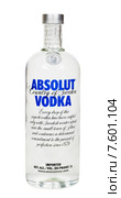 Бутылка водки "ABSOLUT" (2015 год). Редакционное фото, фотограф Александр Щепин / Фотобанк Лори