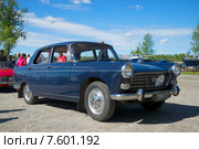 Автомобиль "Пежо-404" 1964 г.в. на параде ретроавтомобилей. Керимяки, Финляндия (2015 год). Редакционное фото, фотограф Виктор Карасев / Фотобанк Лори