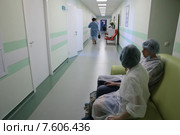 Московский областной перинатальный центр в Балашихе. Детская реанимация, родители в коридоре (2015 год). Редакционное фото, фотограф Дмитрий Неумоин / Фотобанк Лори