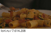 Вкусная итальянская паста. Стоковое видео, видеограф Данил Руденко / Фотобанк Лори