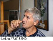 Дмитрий Жилинский, народный художник России. Раздумья в мастерской (2013 год). Редакционное фото, фотограф Иван Блынский / Фотобанк Лори