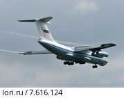 Ил-76МД (бортовой RA-76722) заходит на посадку на аэродром Чкаловский (2013 год). Редакционное фото, фотограф Alexei Tavix / Фотобанк Лори