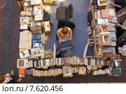 Московские букинисты подбирают себе старую книгу в ГУМе (2015 год). Редакционное фото, фотограф Дмитрий Неумоин / Фотобанк Лори