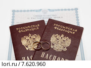 Свидетельство о расторжении брака  два российских паспорта и обручальные кольца. Стоковое фото, фотограф Андрей Воробьев / Фотобанк Лори