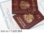 Свидетельство о расторжении брака  два российских паспорта и обручальные кольца. Стоковое фото, фотограф Андрей Воробьев / Фотобанк Лори