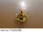 Ритуальный плотик с цветами для индуистского обряда на воде. Стоковое фото, фотограф Некрасов Андрей / Фотобанк Лори