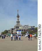 Люди гуляют по набережной перед речным вокзалом. Москва (2015 год). Редакционное фото, фотограф Самойлова Екатерина / Фотобанк Лори