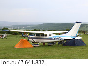 Самолет Cessna между двух палаток на аэродроме "Юца" (2015 год). Редакционное фото, фотограф Александр Степанов / Фотобанк Лори
