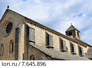 Прованс. Древний монастырь аббатство  Notre-Dame de Senanque (аббатство Senanque). Воклюз, Франция (2014 год). Стоковое фото, фотограф Знаменский Олег / Фотобанк Лори