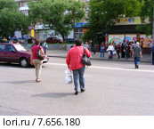 Люди переходят дорогу в неположенном месте, улица Грекова, район Медведково, Москва (2015 год). Редакционное фото, фотограф lana1501 / Фотобанк Лори