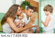 Couple scolding little daughter. Стоковое фото, фотограф Яков Филимонов / Фотобанк Лори