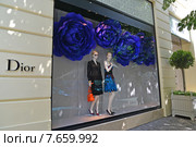 Манекены в витрине магазина  "Dior" в Праге, Чехия (2014 год). Редакционное фото, фотограф Ирина Борсученко / Фотобанк Лори