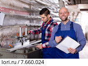 Worker at factory with boss. Стоковое фото, фотограф Яков Филимонов / Фотобанк Лори