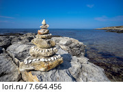 Каменная пирамида на морском берегу. Стоковое фото, фотограф Алексей Маринченко / Фотобанк Лори