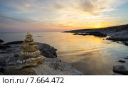 Каменная пирамида на морском берегу, закат. Стоковое фото, фотограф Алексей Маринченко / Фотобанк Лори