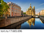 Спас на Крови с отражением (2015 год). Редакционное фото, фотограф Baturina Yuliya / Фотобанк Лори