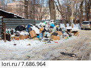 Куча бытового мусора в городском дворе (2015 год). Редакционное фото, фотограф Сергей Лаврентьев / Фотобанк Лори