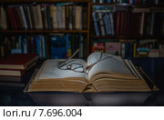 Старая  научная книга. Стоковое фото, фотограф Владимир Вдовиченко / Фотобанк Лори