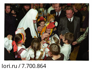 Патриарх Алексий II общается с детьми. Редакционное фото, фотограф Борис Кавашкин / Фотобанк Лори
