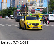 Желтое такси двигается по улице Грекова в Медведкове в Москве (2015 год). Редакционное фото, фотограф lana1501 / Фотобанк Лори