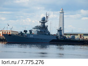 Малый противолодочный корабль "Уренгой" на фоне старинного деревянного маяка. Кронштадт (2015 год). Редакционное фото, фотограф Виктор Карасев / Фотобанк Лори