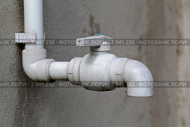 Пластиковый водопроводный кран. Стоковое фото, фотограф Юрий Шурчков / Фотобанк Лори