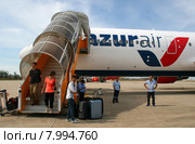 Самолет компании AZUR AIR (Boeing 767-300) приземлился в международном аэропорту Камрань (Вьетнам). Пассажиры спускаются по трапу (2015 год). Редакционное фото, фотограф Щеголева Ольга / Фотобанк Лори