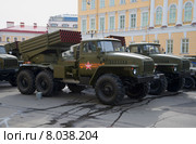 Боевые машины БМ-21-1 (РСЗО "Град")  ранним утром в ожидании начала репетиции парада в честь Дня Победы. Санкт-Петербург (2015 год). Редакционное фото, фотограф Виктор Карасев / Фотобанк Лори