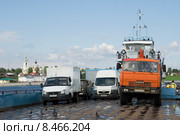 Автомобили переправляются через Волгу на пароме. Мышкин (2015 год). Редакционное фото, фотограф Александр Щепин / Фотобанк Лори