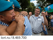 Ветераны Воздушно-десантных войск встречаются с однополчанами в Парке Горького в День ВДВ и очередную годовщину образования ВДВ, Москва (2015 год). Редакционное фото, фотограф Николай Винокуров / Фотобанк Лори