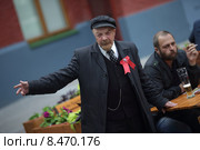 Москва, уличный артист в образе Ленина на Никольской улице распивает пиво (2015 год). Редакционное фото, фотограф Дмитрий Неумоин / Фотобанк Лори