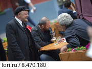 Москва, уличный артист в образе Ленина на Никольской улице распивает пиво (2015 год). Редакционное фото, фотограф Дмитрий Неумоин / Фотобанк Лори