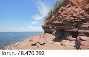 Красноярское водохранилище на реке Енисей. Скальный обрыв на берегу (панорамирование влево) Стоковое видео, видеограф Konstantin Kartashov / Фотобанк Лори