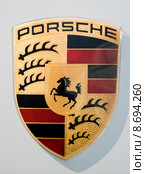 Эмблема немецкой инжиниринговой компании PORSCHE (Порше) (2015 год). Редакционное фото, фотограф Александр Щепин / Фотобанк Лори