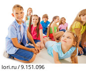 Смешные 8-летние дети тусуются, сидя и лежа. Стоковое фото, фотограф Сергей Новиков / Фотобанк Лори