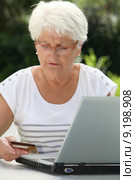 Elderly woman buying online. Стоковое фото, фотограф Fabrice Michaudeau / PantherMedia / Фотобанк Лори