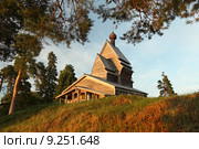 Георгиевская церковь в Юксовичах (Ленинградская область), освещенная заходящим солнцем (2015 год). Стоковое фото, фотограф Самохвалов Артем / Фотобанк Лори