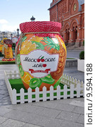 Москва, фестиваль варенья "Московское лето". Площадь Революции. Декоративное оформление (2015 год). Редакционное фото, фотограф Илюхина Наталья / Фотобанк Лори