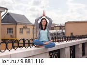 Девушка в позе йога на парапете. Стоковое фото, фотограф Лидия Рыженко / Фотобанк Лори