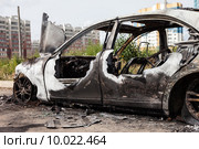 Дорожное происшествие, авария или намеренный поджог - сгоревший в пожаре легковой автомобиль. Стоковое фото, фотограф Илья Андриянов / Фотобанк Лори