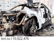 Дорожное происшествие, авария или намеренный поджог - сгоревший в пожаре легковой автомобиль. Стоковое фото, фотограф Илья Андриянов / Фотобанк Лори