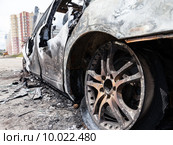 Дорожное происшествие, авария или намеренный поджог - сгоревший в пожаре легковой автомобиль. Стоковое фото, фотограф Илья Андриянов / Фотобанк Лори