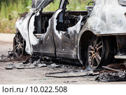 Дорожное происшествие, авария или намеренный поджог - сгоревший в пожаре легковой автомобиль. Стоковое фото, фотограф Илья Андриянов / Фотобанк Лори