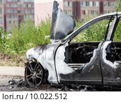 Дорожное происшествие, авария или намеренный поджог - сгоревший в пожаре легковой автомобиль. Стоковое фото, фотограф Илья Андриянов / Фотобанк Лори