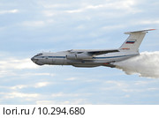 Ил 76 МД выбрасывает струю воды (2015 год). Редакционное фото, фотограф Овчинникова Ирина / Фотобанк Лори