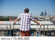 Мужчина с костылем смотрит на Москву. Стоковое фото, фотограф Донцов Евгений Викторович / Фотобанк Лори