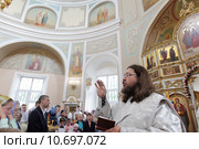 Дьякон читает молитву на литургии (2015 год). Редакционное фото, фотограф Дмитрий Неумоин / Фотобанк Лори
